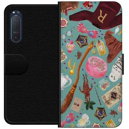 Yhteensopiva Lompakkokotelo Sony Sony Xperia 5 II Maaginen kuvaus velhon sauva, hatun ja mielikuvituksellisten esineiden kanssa leikkisässä satumais