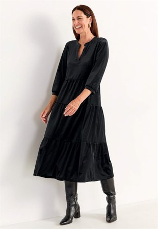 Cellbes of Sweden - Fløjlskjole med volant i sort til damer i størrelse 58/60