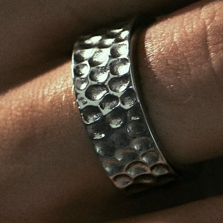 Orphic | 9 mm gehämmerter & gebürsteter Edelstahlring in Silberton für Männer - Edelstahlringe