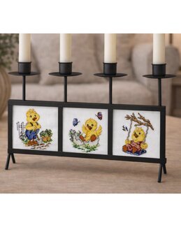 Osterküken in Frühlingslaune – Stickerei für Schmiedeeisen-Kerzenständer - Svarta Fåret