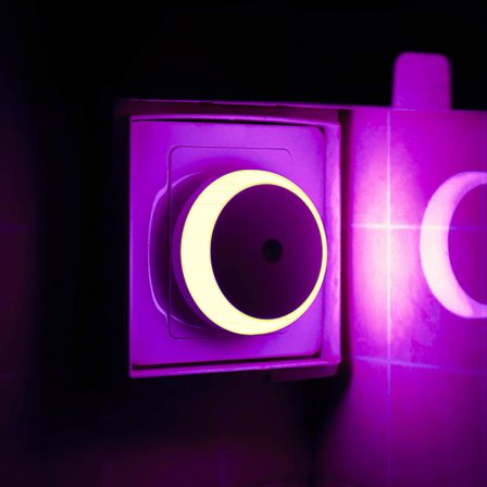 Pink natlampe, LED natlampe med stik, rund, lyssensor