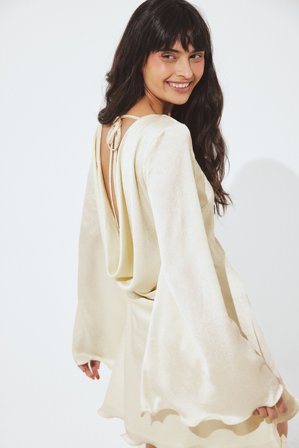 NA-KD Crinkle Satin Mini-Kleid mit Wasserfall-Rücken - Partykleider - Beige - EU 40