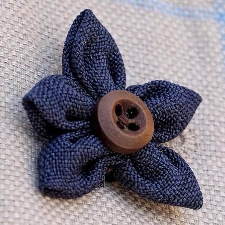 Boutonnière à fleur bleu marine pour hommes - Broches en forme de fleur