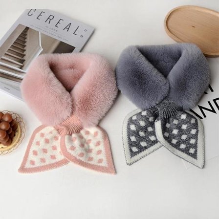 Skjerf med fuskepels og strikket krage med prikker stilig