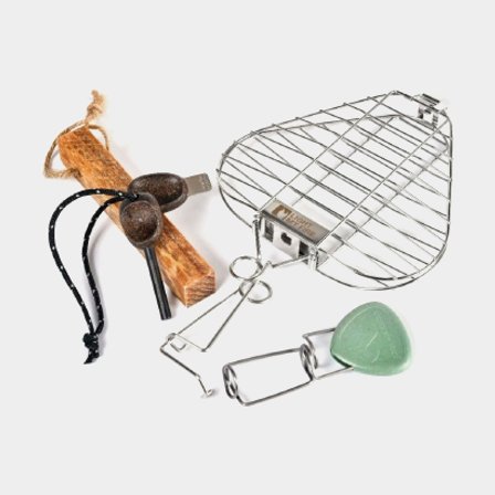 Grilliritilä Light My Fire GrandPa ́s Fire ́n Grill, 16.5 x 16.5 x 2.5 cm + grillihaarukka + sytytysrauta + sytytyspuu