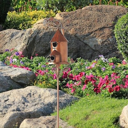 Metallinen linnunpönttö puutarhakoriste metallitaide mökkilintutalo tolppakiinnikkeillä kolibrilintutalo kulunut