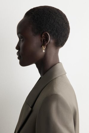 COS Women's Pendientes Desparejados De Aro Con Perla Y Lágrima in Dorado