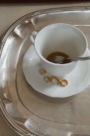 NA-KD Accessories - 2-pakning 18k gullbelagt Basic Chuck øreringer - Gullbelagte smykker - Gold - One Size