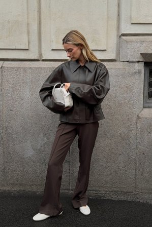 NA-KD - Utsvingt dressbukse med middels liv - Slengbukser - Brun - EU 32