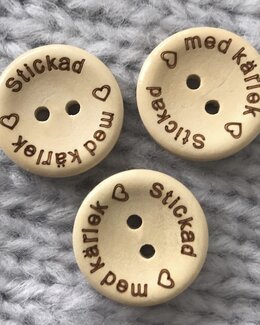 *Ny*Träknapp Stickad med Kärlek 20 mm ljust trä - NDLWRX