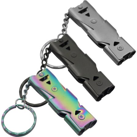 Tre elementer: en nødfløyte og en sikkerhets-overlevelsesnøkkelring med snor.