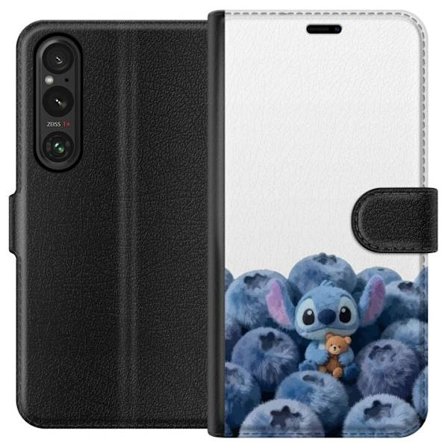 Kompatibelt Lommeboketui til Sony Sony Xperia 1 VI Søt blå karakter blant blåbær med bamse i mykt og lekent illustrasjon