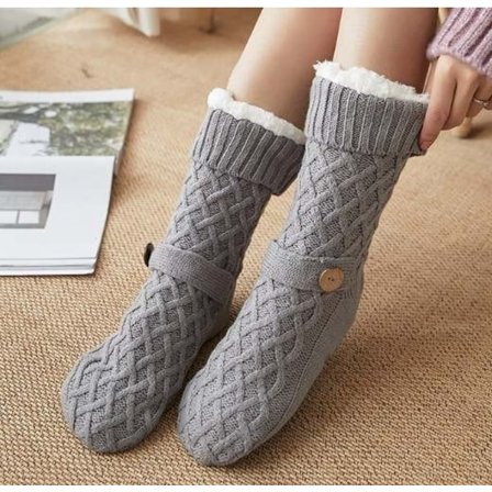 Hyggelige og varme sokker med knap og skridsikker bund - FLUFFIGE - One Size