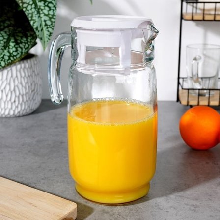 Yleiskäyttöinen lasikannu kannella juomille