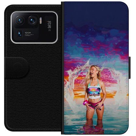 Kompatibelt Lommeboketui til Xiaomi Mi 11 Ultra Blond kvinne i fargerik strandantrekk som leker i havet ved solnedgang