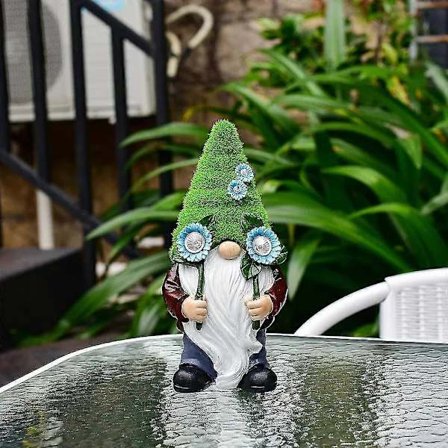 Haveindretning Solcelledrevet Havnisse Statue Med Saftig Krans Og LED-lys - Udendørs Indretning Havenisse Figur Til Terrasse, Altan, Gå...