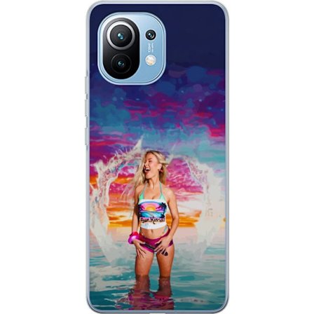 Kompatibel Mobilcover til Xiaomi Mi 11 Blond kvinde i farverigt strandtøj, der leger i havet ved solnedgang