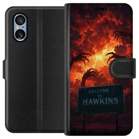Yhteensopiva Lompakkokotelo Sony Xperia 5 V Pimeä apokalyptinen fantasiakohtaus palavalla taivaalla ja Hawkins-kyltti Stranger Things -tyylillä