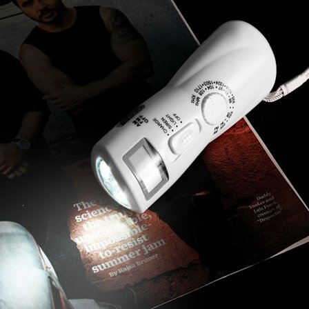 Portabel nödströmsaggregat med vevdynamo, AM/FM-radio och ficklampa med kompass