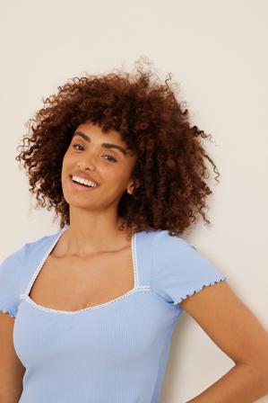 Misslisibell x NA-KD Tee-shirt babylock bio avec détails - T-Shirts - Bleu - EU 50