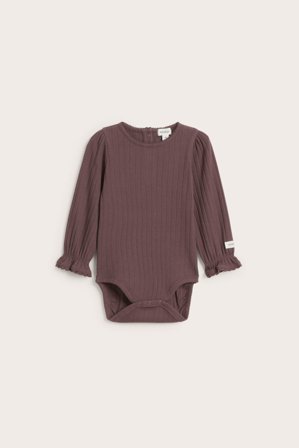 Newbie | Ribbestrikket body med blondekant | Lilla
