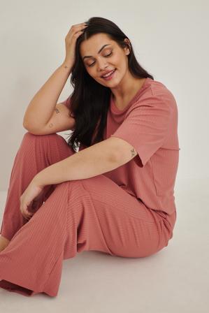 NA-KD Tee-shirt côtelé à bord brut en matière recyclée - Grande taille - Rose - EU 50