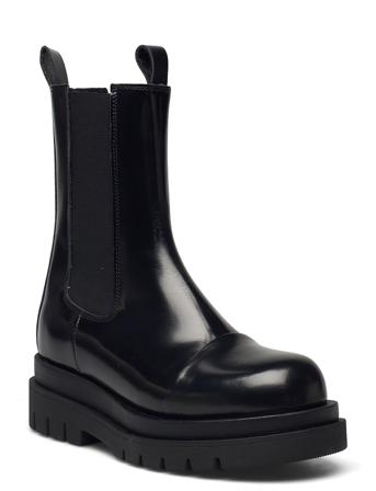 Nicola Polido Black Pavement