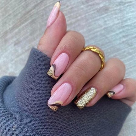 24 stk Glitter Gull Kvadratiske Korte Kunstige Negler, Svart Fransk Trykk på Negler Mønster, Bølgete Falske Negler Medium, Lim på Negler for Kvinner, 