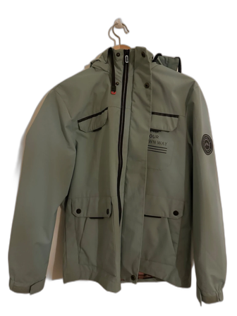 Grön vindjacka med rutig huva