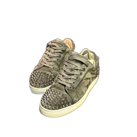 Olivgröna Louboutin sneakers med nitar