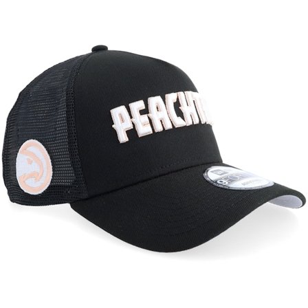 New Era - NBA Zwart trucker Cap - Atlanta Hawks NBA City Edition 9FORTY Black/Peach A-frame Trucker @ Hatstore