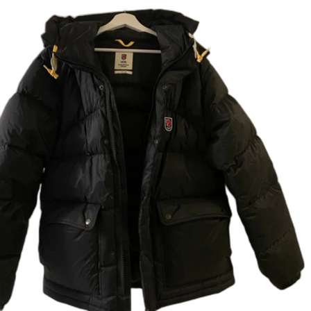 Svart dunjacka från Fjällräven