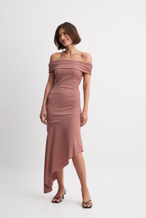NA-KD Off Shoulder Flounce Midi Dress - Skulderløse kjoler - Lyserød - XXL