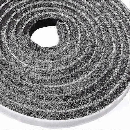 10m 9mm x 9mm Sort Selvklæbende Børsteliste til Vindtætte og Støvtætte Vinduer og Døre
