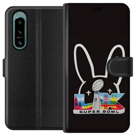 Kompatibel Tegnebogsetui til Sony Xperia 5 IV Bad Bunny portræt med åben skjorte, tatoveringer og krøllet hår i stilfuld modefotografering