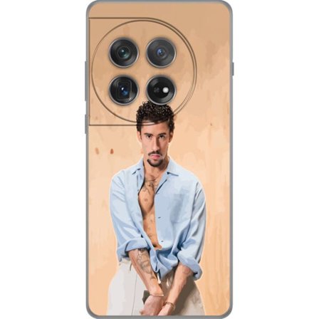 Yhteensopiva Puhelinkuori OnePlus 12 Bad Bunny Super Bowl-inspiroima grafiikka, jossa NFL-trofe ja San Franciscon silta urheilusuunnittelussa