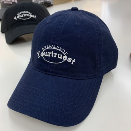 Muodikas baseball-lippis, kirjainbrodeeraus, sininen