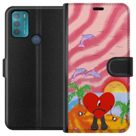 Kompatibel Tegnebogsetui til Motorola Moto G50 Bad Bunny i en farverig quiltet jakke med hjertemønster og solbriller i moderne gade stil