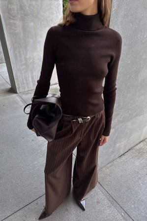 NA-KD Geripptes Strickoberteil mit langen Ärmeln und Rollkragen - Rollkragen Tops - Braun - L (EU 42-44)