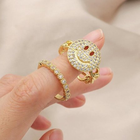 Ring på kæde med stor glad smiley med zirconia sten