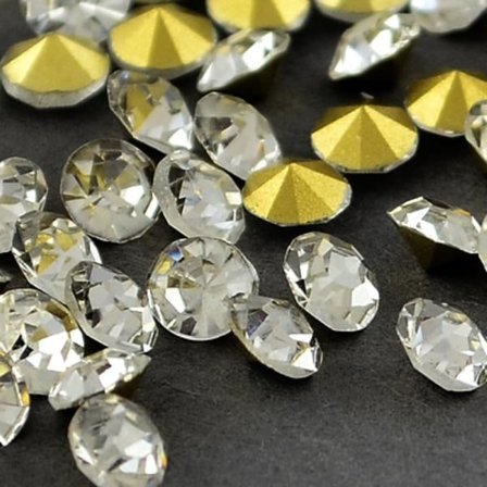 REA__100 Vita koniska Swarovski kristaller för inlägg Ø 3,8-4,0 mm.