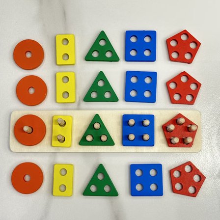 Træsæt med fem søjler, formgenkendelse og farvesortering til udvikling af hånd-øje-koordination, velegnet som fødselsdags- eller julegave til dreng