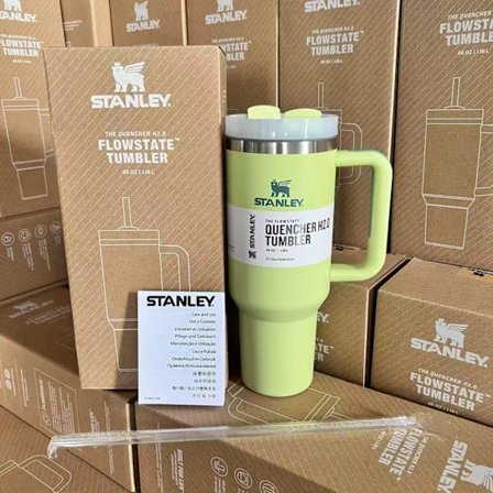 Suuri 1,2 litran ruostumattomasta teräksestä valmistettu juomamuki kahvalla ja pillillä automatkoille