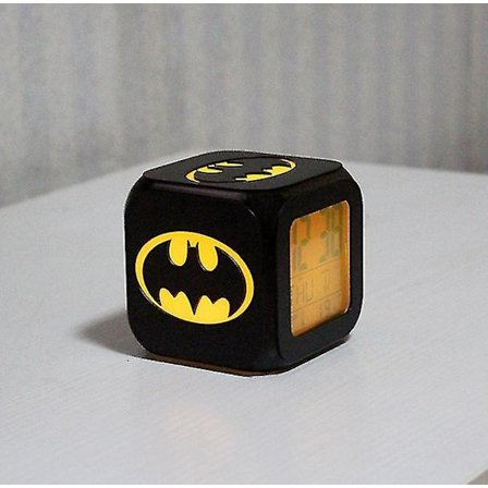 Batman LED-yövalo, supersankari 3D-stereo pieni herätyskello elektroninen kello sängynpäätykello USB
