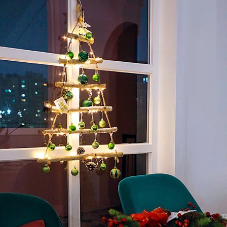 Grønne, håndlagde juledekorasjoner, lys i treramme, butikk