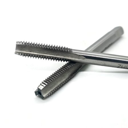 2-pack handtappverktygssats för intern M16-gänga med rak slits i plastlåda