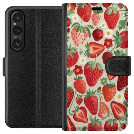 Kompatibel Tegnebogsetui til Sony Xperia 1 V Dekorativt mønster med røde jordbær, grønne blade og små blomster
