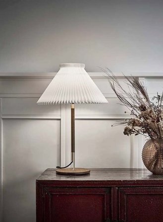 LK80 bordlampe 328 - lys eik/messing/hvit