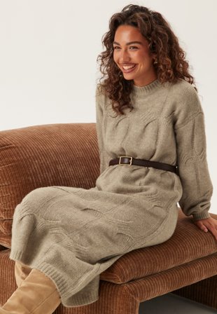 Pieces - Pcjenna Ls Cable Knit Midi Dre - Greige - Kläder - - Bubbleroom