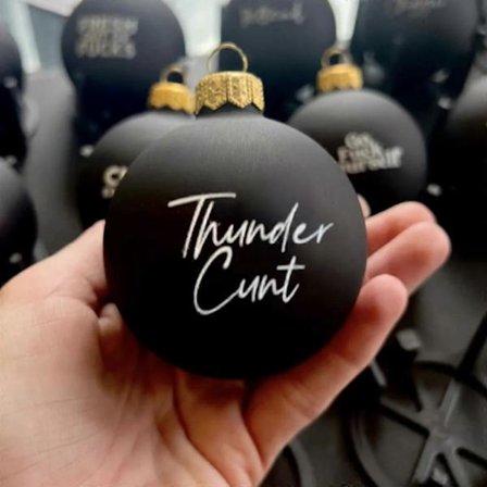 Banneord Julekulepakke - 12 stk, 2024 Morsomme Julepynt Julekule-Ornamenter